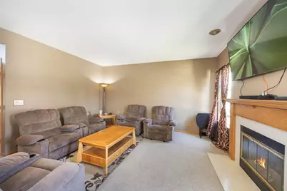 8 Elizabeth Court, Lake in the Hills, IL 60156 - Photo 5