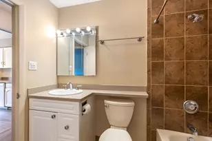 5019 Mulford St, Skokie, IL 60077 - Photo 9