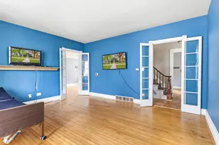 212 S 4th St, Aurora, IL 60505 - Photo 9