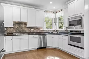 1924 Wyndham Cir, Glenview, IL 60025 - Photo 9