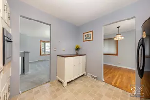 5385 Westview Ln, Lisle, IL 60532 - Photo 9