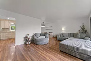 9 Sycamore Dr, Naperville, IL 60540 - Photo 3