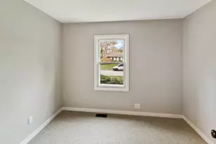 21704 Clyde Ave, Sauk Village, IL 60411 - Photo 9