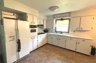 701 Boyd Ave, Iuka, IL 62849 - Photo 5