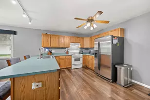 323 W Church St, Genoa, IL 60135 - Photo 7