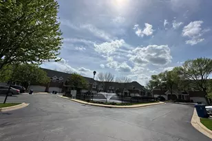 122 E Knighton Pl, Elmhurst, IL 60126 - Photo 3