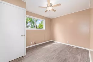 22 Wren Rd, Carpentersville, IL 60110 - Photo 9