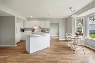 992 McPhee Dr, Lake in the Hills, IL 60156 - Photo 9