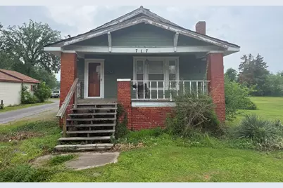 717 W Sloan Street, Harrisburg, IL 62946 - Photo 1