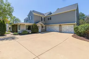 27 Country Club Pl, Bloomington, IL 61701 - Photo 7
