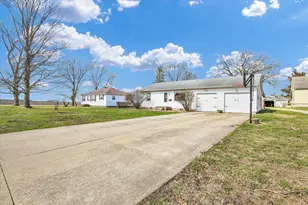 341 W Spruce St, Paxton, IL 60957 - Photo 3