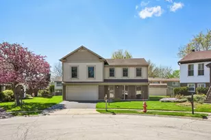 588 Kingston Ct, Roselle, IL 60172 - Photo 1