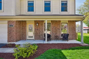 588 Kingston Ct, Roselle, IL 60172 - Photo 3