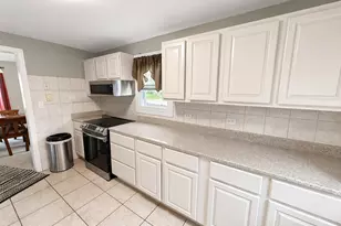 913 Flossmoor Ave, Waukegan, IL 60085 - Photo 3