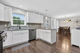 300 Arrowhead Dr, Minooka, IL 60447 - Photo 9