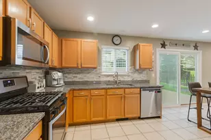 274 Jasmine Cir, Lindenhurst, IL 60046 - Photo 5