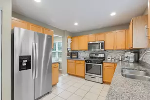 274 Jasmine Cir, Lindenhurst, IL 60046 - Photo 7