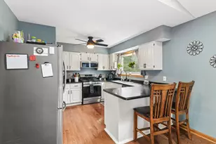 1011 Ridgewood Ave, McHenry, IL 60050 - Photo 9