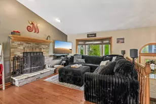1011 Ridgewood Ave, McHenry, IL 60050 - Photo 5