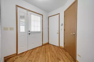 942 Little Falls Ct, Elk Grove Village, IL 60007 - Photo 9