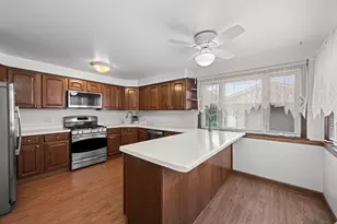10505 S Kilbourn Ave, Oak Lawn, IL 60453 - Photo 5