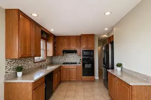 8405 Melvina Ave, Burbank, IL 60459 - Photo 3