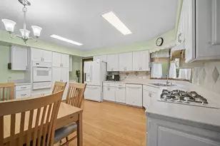 484 Springhill Dr, Roselle, IL 60172 - Photo 11
