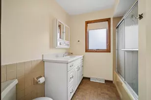 484 Springhill Dr, Roselle, IL 60172 - Photo 9