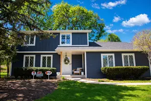 2S316 Arrowhead Dr, Wheaton, IL 60189 - Photo 1
