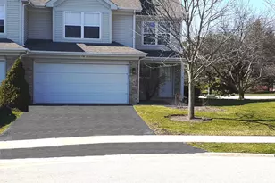 156 Castlewood Ct, Roselle, IL 60172 - Photo 1