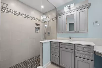 9012 Buckingham Park Drive, Des Plaines, IL 60016 - Photo 15