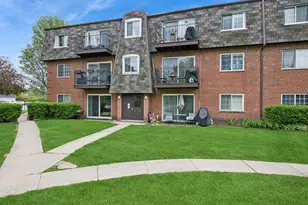 9352 Bay Colony Dr, Des Plaines, IL 60016 - Photo 1