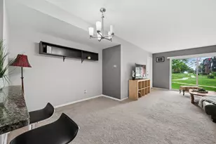9352 Bay Colony Dr, Des Plaines, IL 60016 - Photo 5