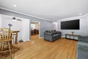 639 N Kaspar Ave, Arlington Heights, IL 60004 - Photo 5