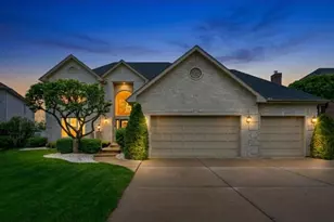 958 W Stonehedge Dr, Addison, IL 60101 - Photo 3
