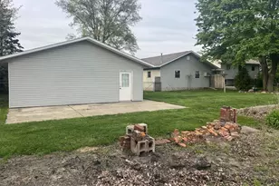10093 Wolf Rd, Geneseo, IL 61254 - Photo 3