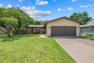 20 Wedgewood Dr, South Elgin, IL 60177 - Photo 1