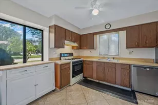 20 Wedgewood Dr, South Elgin, IL 60177 - Photo 7