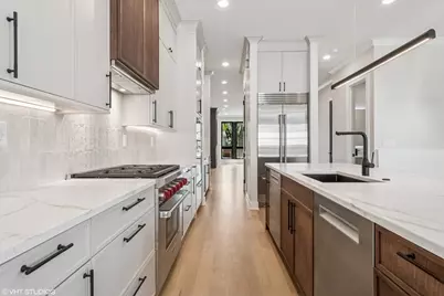 2062 W Belle Plaine Avenue, Chicago, IL 60618 - Photo 11