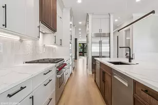 2062 W Belle Plaine Ave, Chicago, IL 60618 - Photo 11