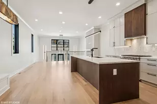 2062 W Belle Plaine Ave, Chicago, IL 60618 - Photo 9