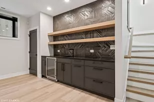 2062 W Belle Plaine Ave, Chicago, IL 60618 - Photo 15