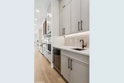2062 W Belle Plaine Avenue, Chicago, IL 60618 - Photo 13