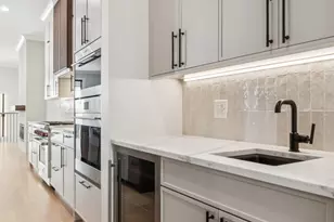2062 W Belle Plaine Ave, Chicago, IL 60618 - Photo 13