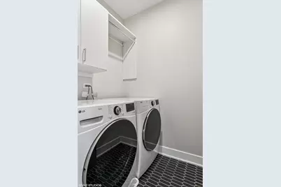 2062 W Belle Plaine Avenue, Chicago, IL 60618 - Photo 25