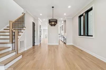 2062 W Belle Plaine Avenue, Chicago, IL 60618 - Photo 7