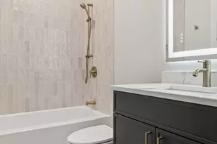 2062 W Belle Plaine Ave, Chicago, IL 60618 - Photo 17
