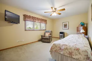 8903 Vail Ln, Woodridge, IL 60517 - Photo 3