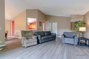 71 W Chatham Ln, Round Lake, IL 60073 - Photo 7