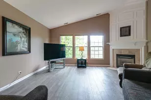 71 W Chatham Ln, Round Lake, IL 60073 - Photo 5